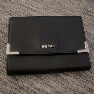 BLACK NINE WEST handbag with credit card holders & many pockets with free space